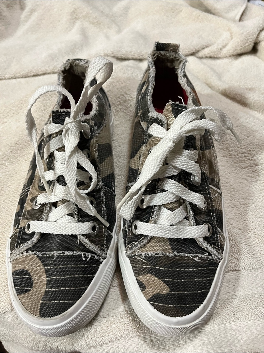 Blowfish Malibu Canvas Camo Print Low-Top Sneakers in Black & Tan. 8.5